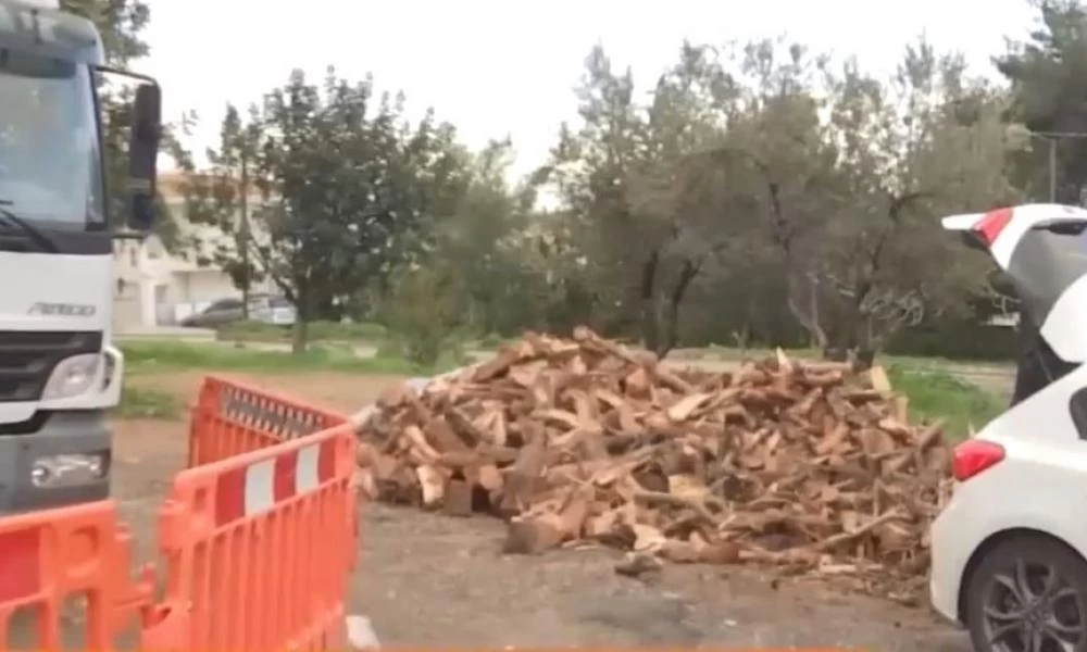 Κακοκαιρία Ελπίδα: Δωρεάν διανομή ξύλων από δήμους που επλήγησαν